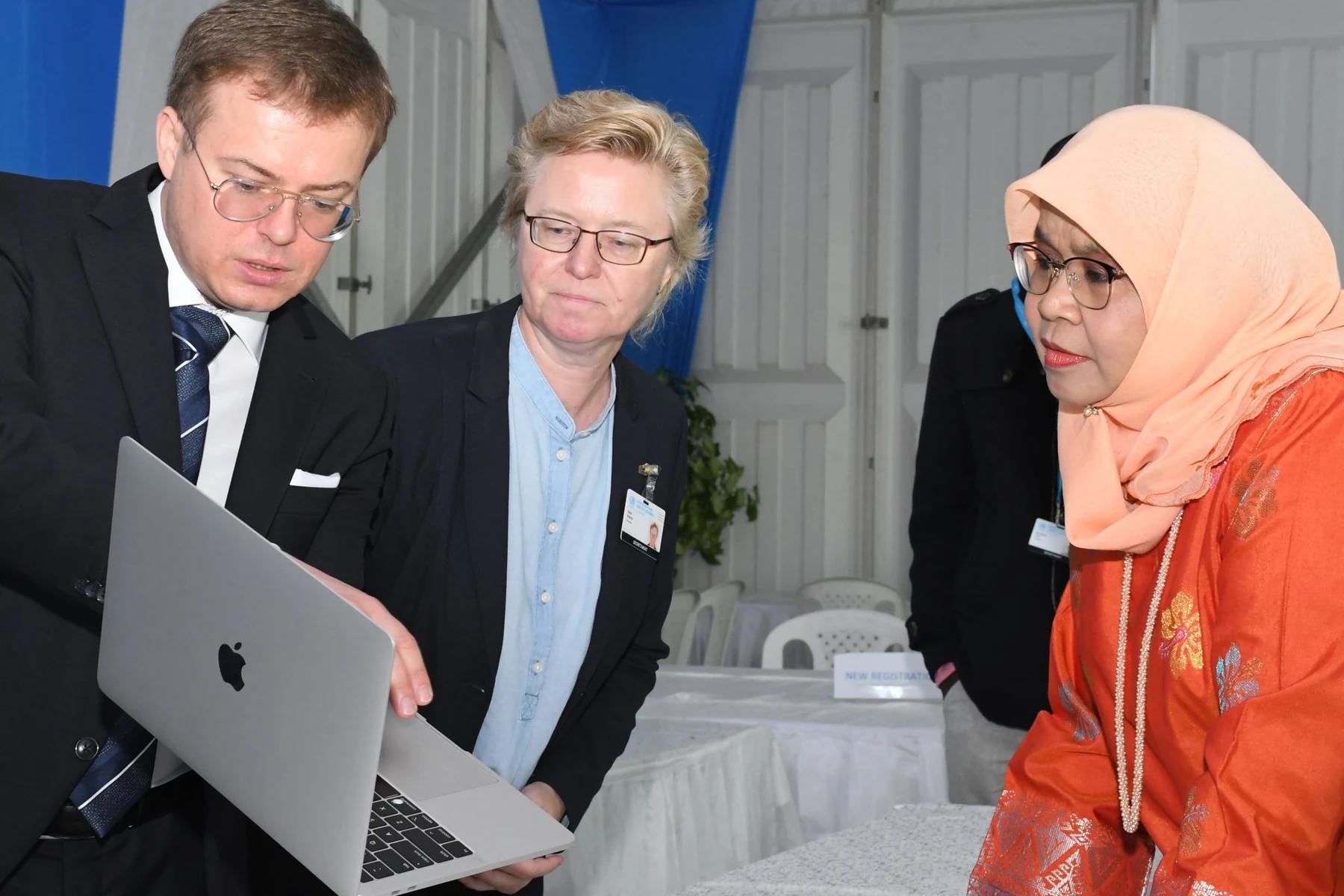 Aleksandr Shestakov and Silvia Ragoss showing GEMS Alpha to UN-Habitat Executive Director Maimunah Mohd Sharif